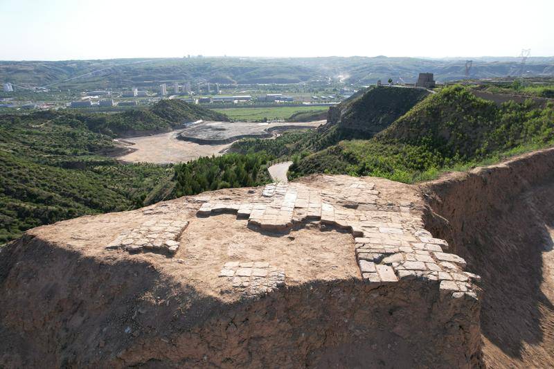 4.瓮城外角台铺地砖保存现状(东→西).jpg