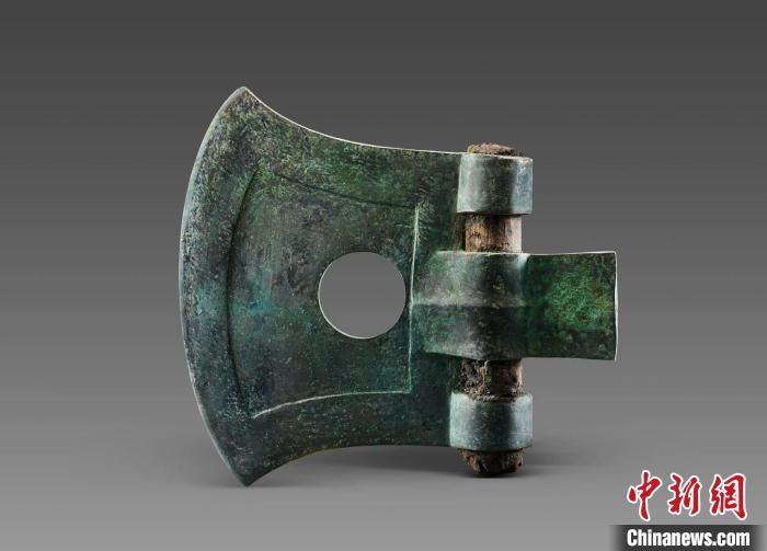 瓦窑沟墓地出土铜钺。陕西省考古研究院供图